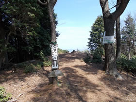 ガレ場を渡ります。 間違いやすいので要注意です。