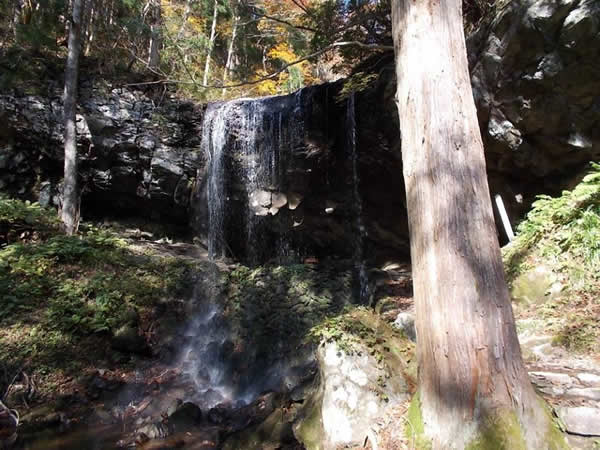 岡山県の岩井滝（裏見の滝）、妖精の森ガラス美術館、みずの郷奥津湖