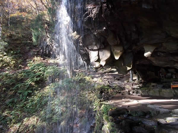 岡山県の岩井滝（裏見の滝）、妖精の森ガラス美術館、みずの郷奥津湖