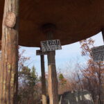 10：49　山頂です。上は展望台です。先客があったので、下で休憩。