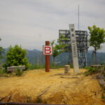 12：33　山頂の標柱です。
