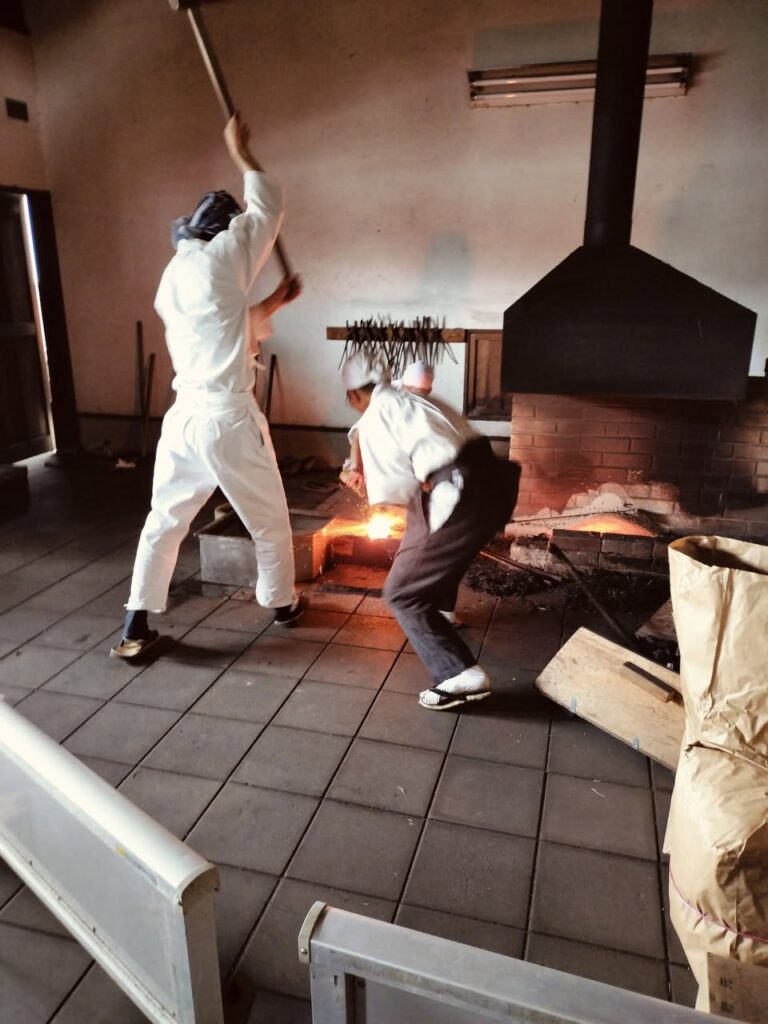 玉鋼の古式鍛錬