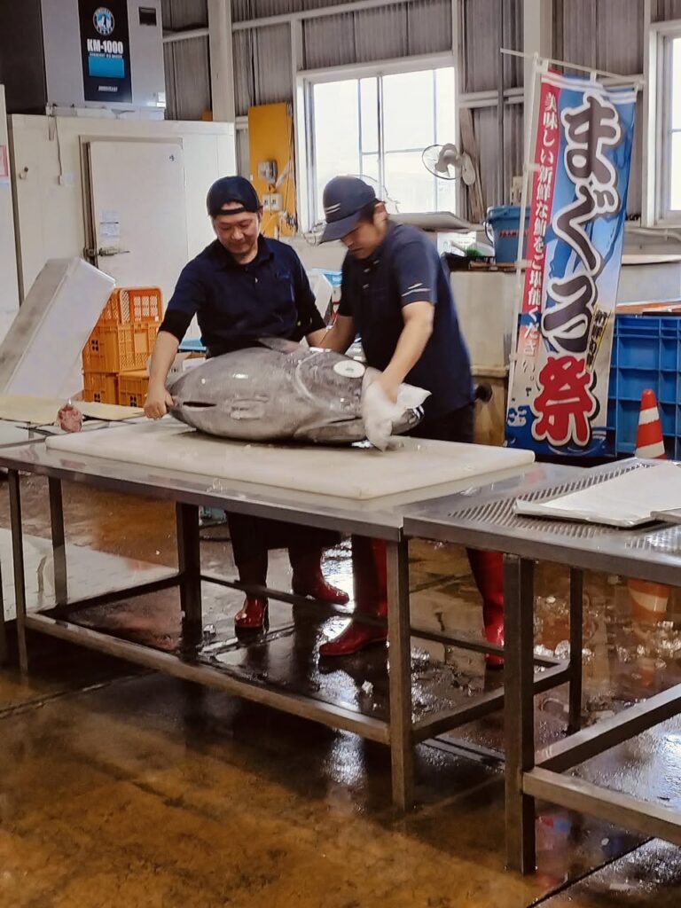 マグロの解体ショー
